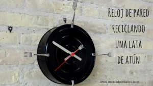 Reloj con lata de atún de hojalata reciclada