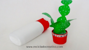 DIY Cactus realizado reciclando botellas de plástico