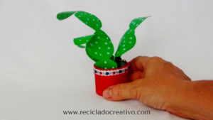 DIY Cactus realizado reciclando botellas de plástico