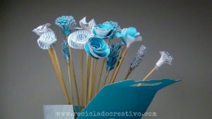 Ramo de flores con cartón - papel reciclado