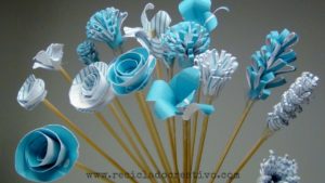 Ramo de flores con cartón - papel reciclado