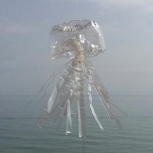Medusa con botellas de plástico