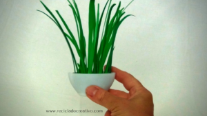 DIY Miniatura de planta de hojas verdes reciclando botellas de plástico