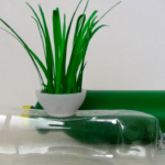 DIY Miniatura de planta de hojas verdes reciclando botellas de plástico