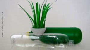 DIY Miniatura de planta de hojas verdes reciclando botellas de plástico