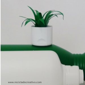 DIY Miniatura de planta de hojas cintas con botellas de plástico