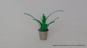 Miniaturas de plantas con dedales de costura y botellas de plástico recicladas