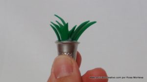 Miniaturas de plantas con dedales de costura y botellas de plástico recicladas
