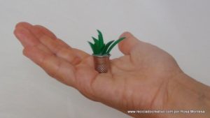 Miniaturas de plantas con dedales de costura y botellas de plástico recicladas