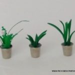 Miniaturas de plantas con dedales de costura y botellas de plástico recicladas