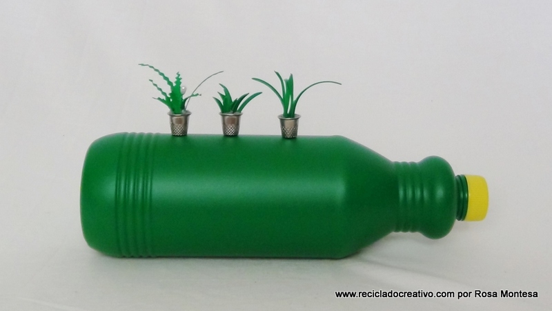 Miniaturas de plantas con dedales de costura y botellas de plástico recicladas