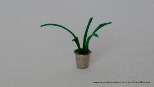 Miniaturas de plantas con dedales de costura y botellas de plástico recicladas