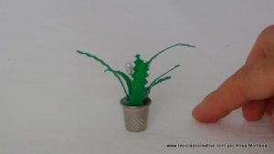 Miniaturas de plantas con dedales de costura y botellas de plástico recicladas