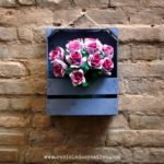 Cajas de fresas de madera recicladas y convertidas en estantes decorativos