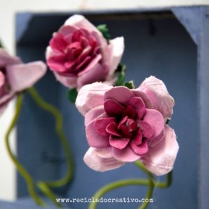 Cajas de fresas de madera recicladas y convertidas en estantes decorativos