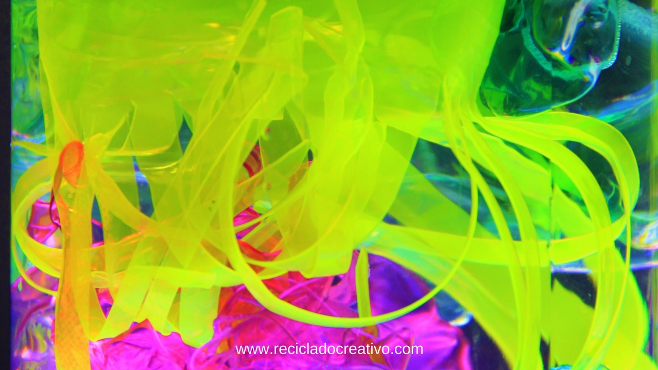 Medusas con botellas de plástico y embotelladas