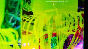 Medusas con botellas de plástico y embotelladas