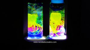 Medusas con botellas de plástico y embotelladas