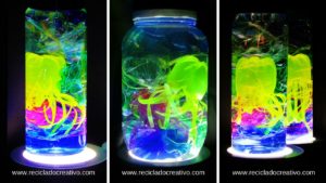 Medusas con botellas de plástico y embotelladas
