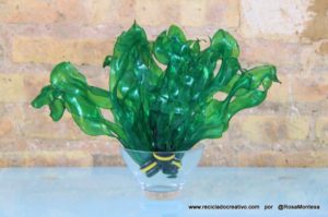 Hojas verdes y algas con botellas de plástico