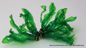 Hojas verdes y algas con botellas de plástico