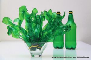 Hojas verdes y algas con botellas de plástico