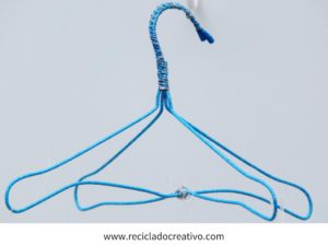 Móvil con peces. Hecho con botellas de plástico
