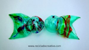 Móvil con peces. Hecho con botellas de plástico
