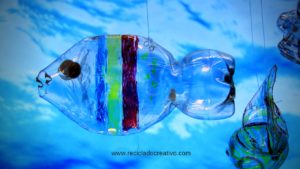 Móvil con peces. Hecho con botellas de plástico
