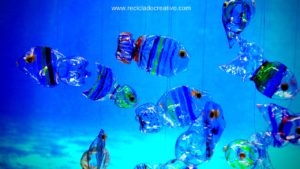 Móvil con peces. Hecho con botellas de plástico