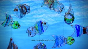 Móvil con peces. Hecho con botellas de plástico