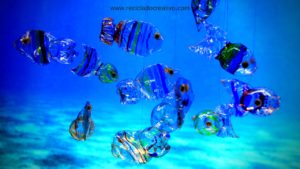 Móvil con peces. Hecho con botellas de plástico