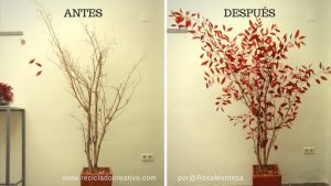 Árbol con botellas de plástico y ramas secas