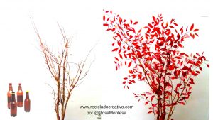 Árbol con botellas de plástico y ramas secas