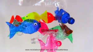 Móvil de peces con botellas de plástico