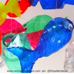 Móvil de peces con botellas de plástico