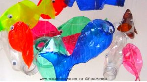 Móvil de peces con botellas de plástico