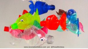 Móvil de peces con botellas de plástico