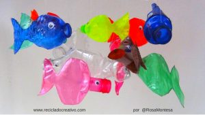 Móvil de peces con botellas de plástico