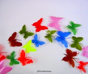 Mariposas de colores con botellas de plástico