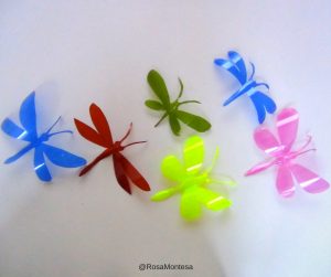 Mariposas de colores con botellas de plástico