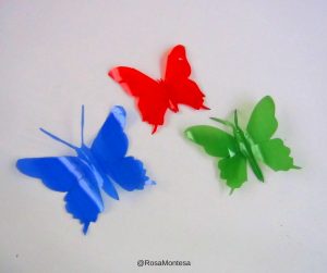Mariposas de colores con botellas de plástico