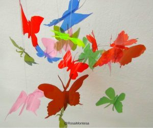 Mariposas de colores con botellas de plástico