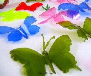 Mariposas de colores con botellas de plástico