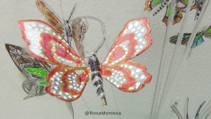 Preciosas mariposas pintadas sobre botellas de plástico recicladas