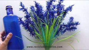 Flores de lavanda realizadas reciclando botellas de plástico.