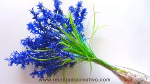Flores de lavanda realizadas reciclando botellas de plástico.