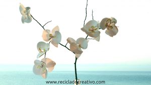 Orquídeas con botellas de plástico recicladas por Reciclado Creativo