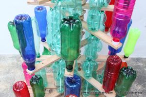 Árbol de Navidad reciclando botellas de plástico