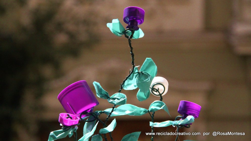 Flores hechas con tapones de botellas y bolsas de plástico